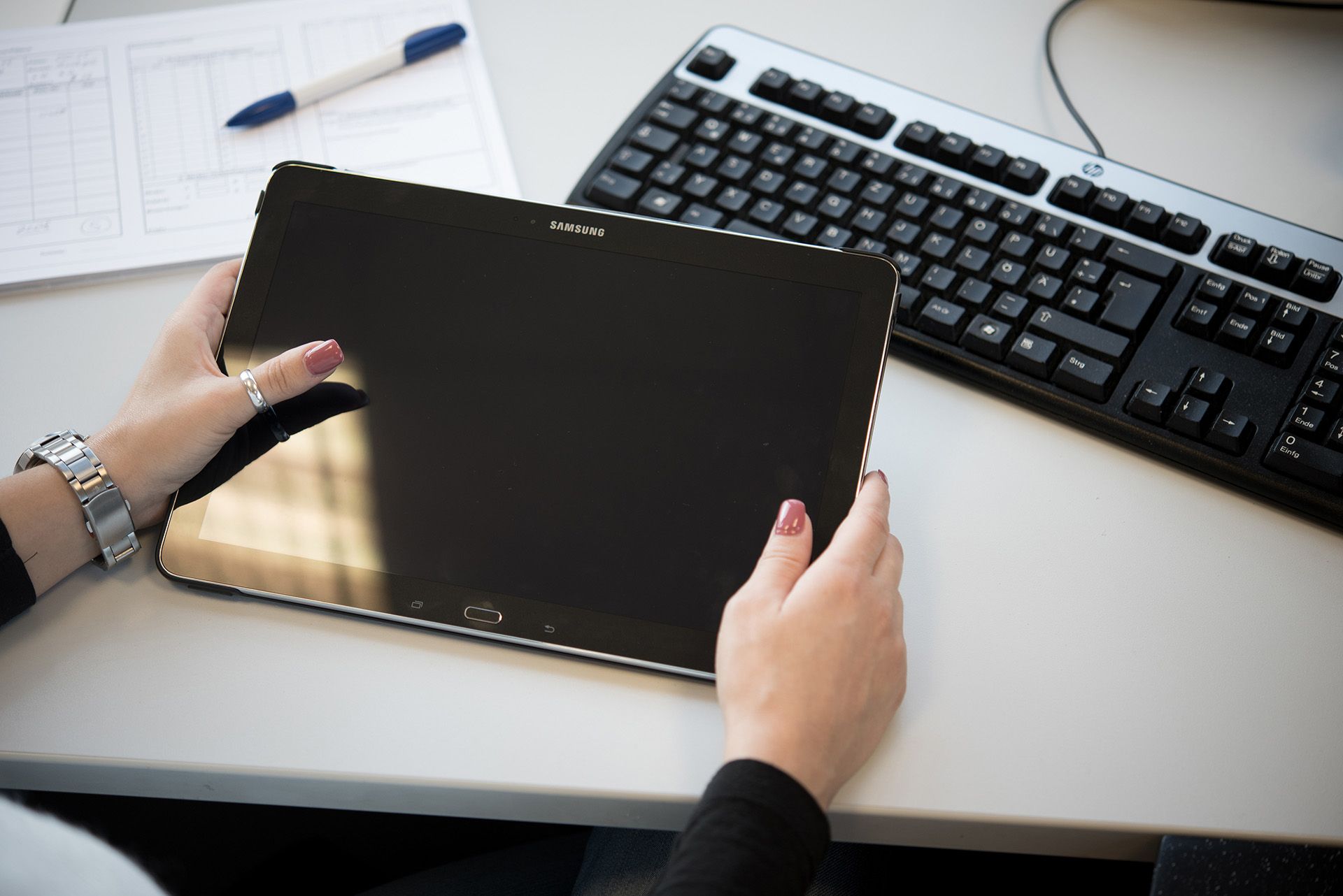 Tablet und Tastatur auf einem Schreibtisch